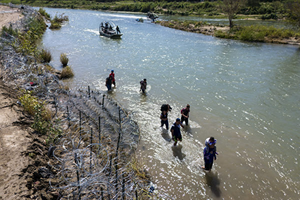 Ngày 28/09/2023, những người nhập cư từ Mexico đã vào Mỹ quốc dọc theo Rio Grande trên biên giới Hoa Kỳ-Mexico ở Eagle Pass, Texas. (Ảnh: John Moore/Getty Images)