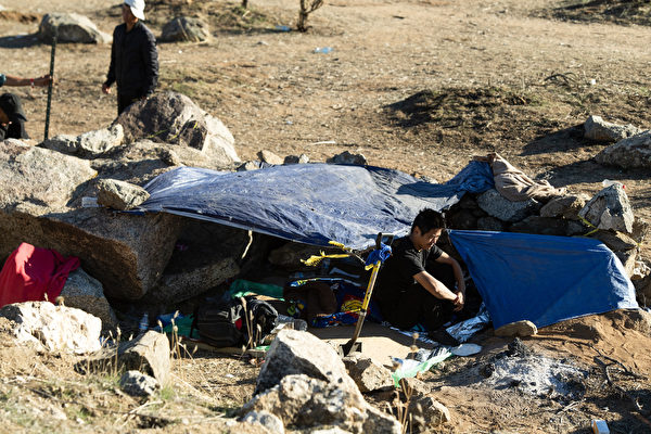 Hôm 06/12/2023, tại Yakuba, California, Hoa Kỳ, một người nhập cư Trung Quốc ngồi trước lều của mình trong trại nhập cư Mỹ quốc, sát bức tường biên giới Mexico-Hoa Kỳ. (Ảnh: Valerie Macon/AFP qua Getty Images)