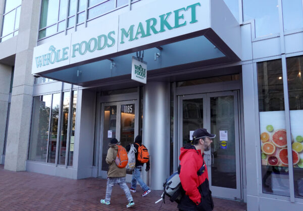 Người đi bộ đi ngang qua một cửa hàng Whole Foods đã đóng cửa ở San Francisco hôm 12/04/2023. (Ảnh: Justin Sullivan/Getty Images)