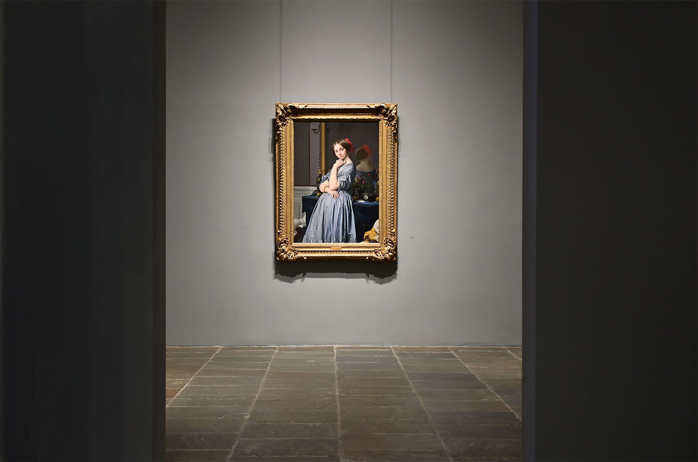 Bức tranh “Louise, Công chúa de Broglie, về sau là Nữ bá tước d’Haussonville” của danh họa Ingres được treo tại Bảo tàng The Frick Collection ở Thành phố New York. (Ảnh: Angela Weiss/Getty Images)