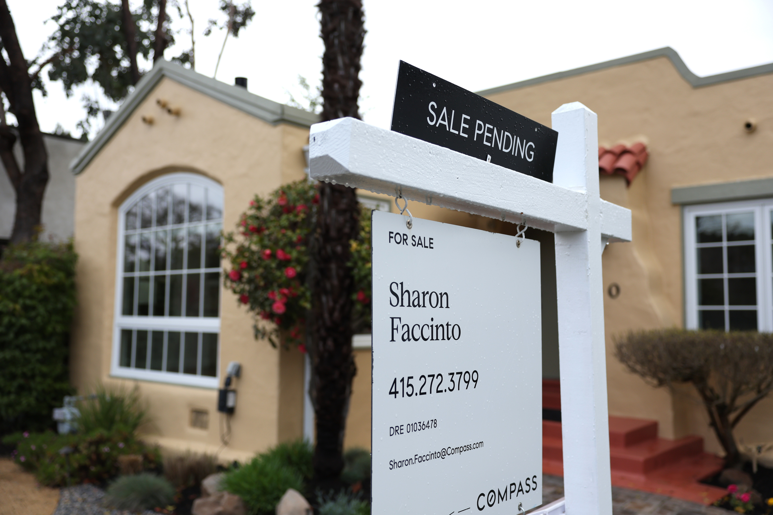 Một tấm biển “rao bán” được treo trước một ngôi nhà ở San Anselmo, California, hôm 22/03/2023. (Ảnh: Justin Sullivan/Getty Images)