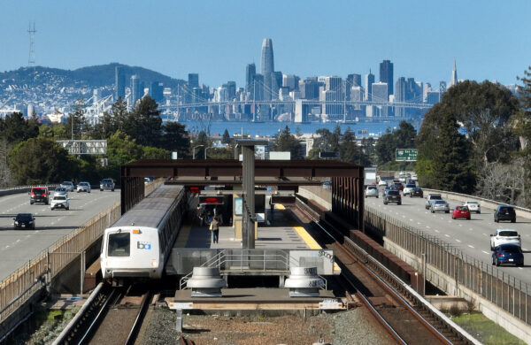 Một chuyến tàu Vận chuyển Tốc hành Vùng Bay Area (BART) rời ga Rockridge ở Oakland, California, hôm 15/03/2023. (Ảnh: Justin Sullivan/Getty Images)