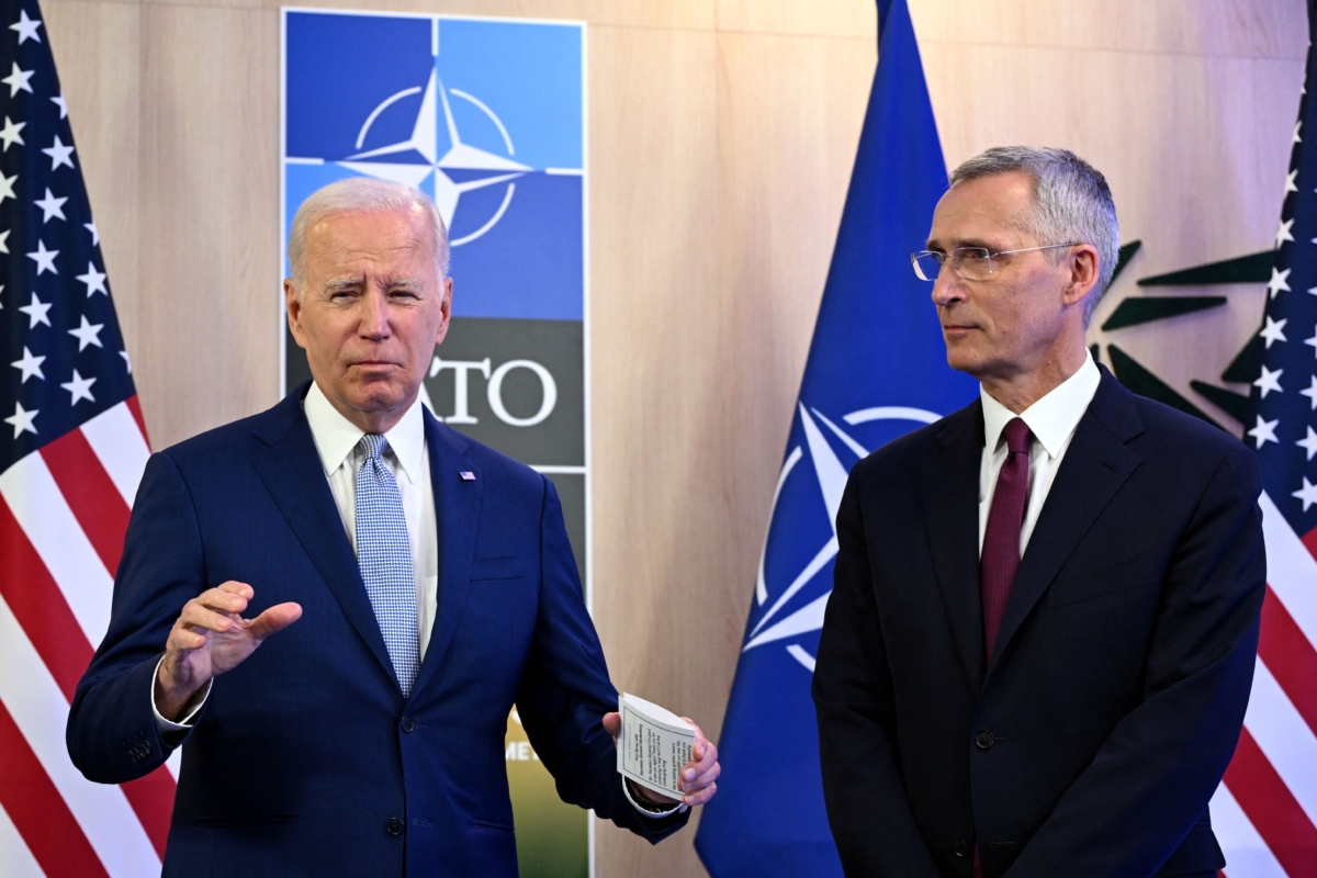 Tổng thư ký NATO Jens Stoltenberg (bên phải) và Tổng thống Joe Biden đưa ra tuyên bố trước cuộc gặp song phương bên lề Hội nghị thượng đỉnh NATO ở Vilnius, Lithuania, hôm 11/07/2023. (Ảnh: Andrew Caballero-Reynolds/AFP qua Getty Images)