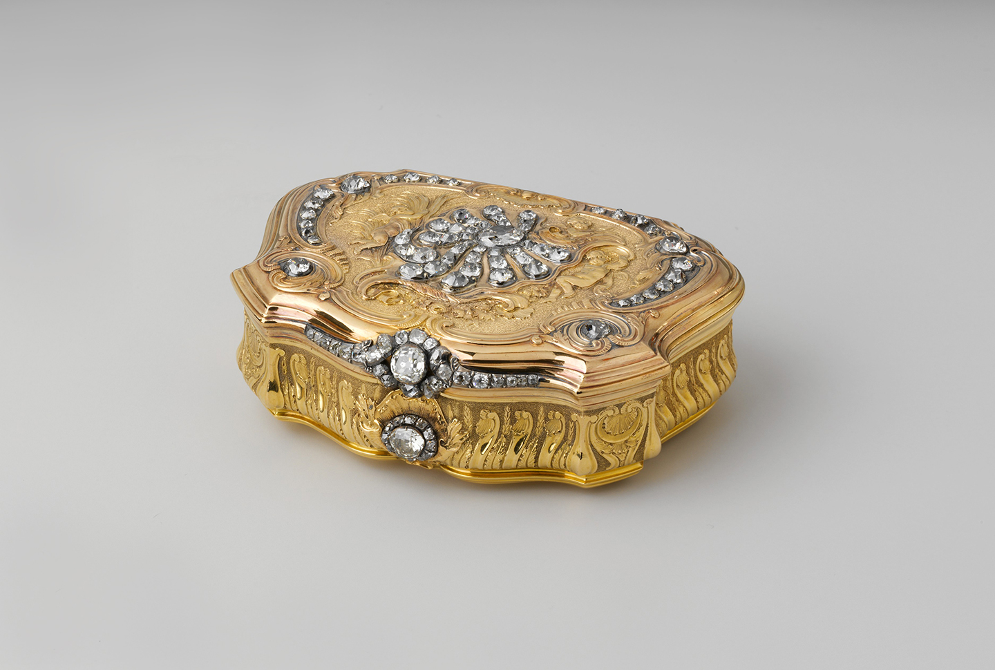 Hộp đựng thuốc lá, năm 1734–1735, Daniel Gouers. Vàng, kim cương; kích thước 25mm x 80mm x 60mm. Bảo tàng Nghệ thuật Metropolitan, thành phố New York. (Ảnh: Tài liệu công cộng)