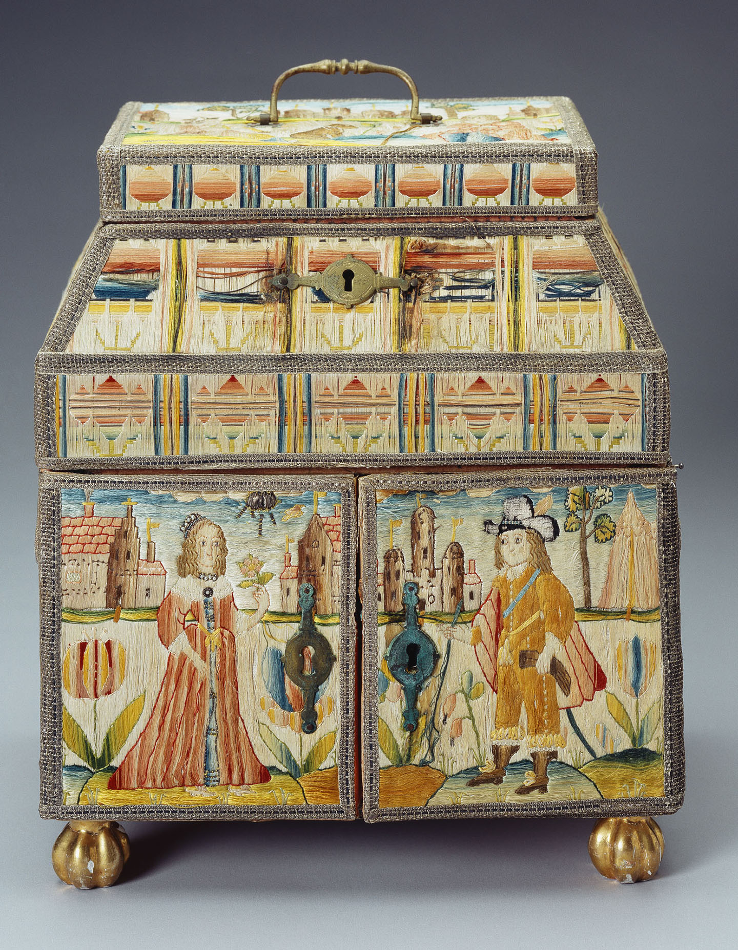 Tráp đựng đồ may thêu, năm 1626-1649, sản xuất ở Little Gidding, Cambridgeshire, Anh quốc. Lụa thêu, gương thủy tinh, da, chỉ bạc, len, gỗ mạ vàng; Kích thước 280mm x 240mm x 170mm. (Ảnh: Royal Collection Trust)