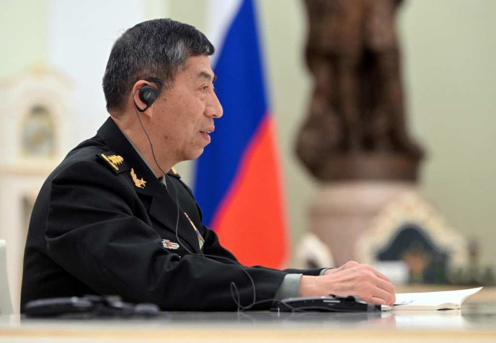 Bộ trưởng Quốc phòng Trung Quốc Lý Thượng Phúc tham dự một cuộc họp với Tổng thống Nga Vladimir Putin và Bộ trưởng Quốc phòng Sergei Shoigu tại Moscow hôm 16/04/2023. (Ảnh: Sputnik/Pavel Bednykov/Pool via Reuters)