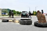 Cảnh sát thực thi lệnh hạn chế đối với người lái xe motor trong cuộc bầu cử địa phương ở Lagos, Nigeria, hôm 18/03/2023. (Ảnh: Pius Utomi Ekpei/AFP qua Getty Images)