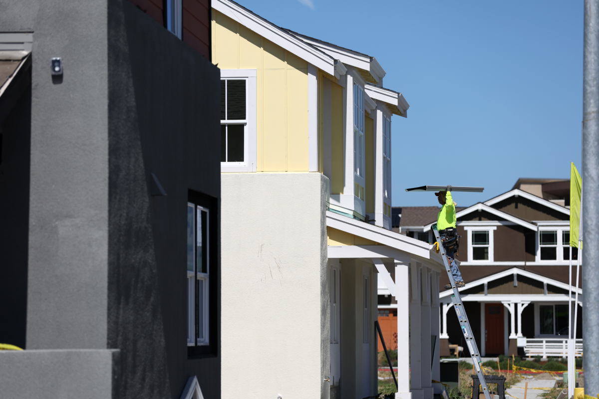 Một công nhân xây dựng mang theo vật liệu khi đang làm việc trên một ngôi nhà đang được xây dựng tại khu phát triển nhà ở ở Petaluma, California, hôm 23/03/2022. (Ảnh: Justin Sullivan/Getty Images)