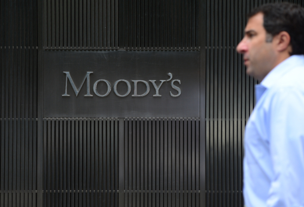 Một tấm biển của hãng xếp hạng Moody's tại trụ sở của công ty ở New York, hôm 18/09/2012. (Ảnh: Emmanuel Dunand/AFP qua Getty Images)