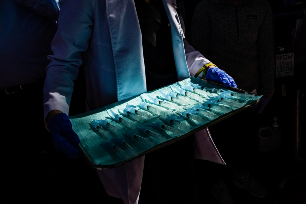 Một trợ lý y khoa cầm một khay ống chích chứa đầy vaccine ngừa COVID-19 Moderna tại một địa điểm chích ngừa ở Los Angeles vào ngày 16/02/2021. (Ảnh: Apu Gomes/AFP qua Getty Images)