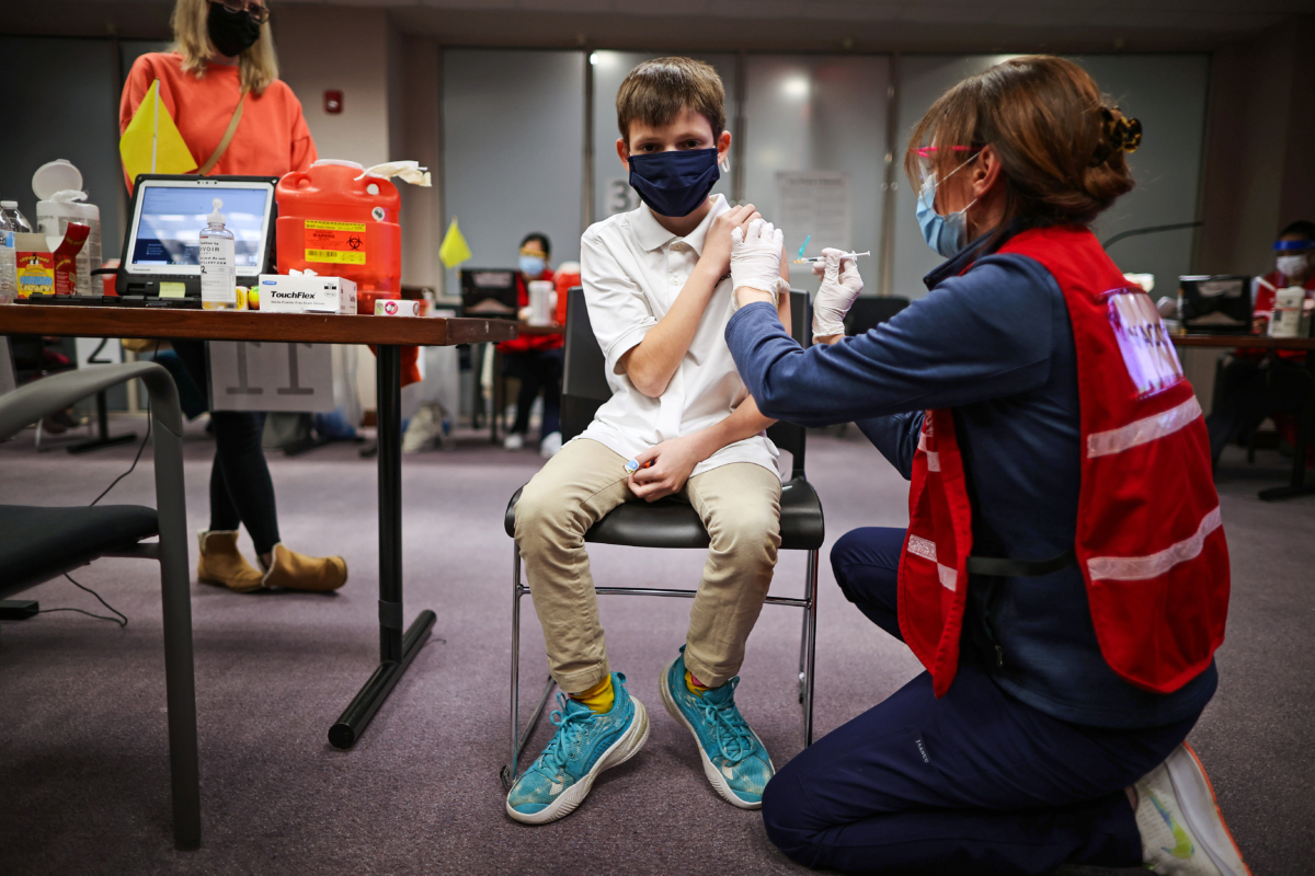 Một đứa trẻ được chích một liều vaccine COVID-19 của hãng Pfizer BioNTech tại Trung tâm Chính phủ Quận Fairfax ở Annandale, Virginia, vào ngày 04/11/2021. (Ảnh: Chip Somodevilla/Getty Images)