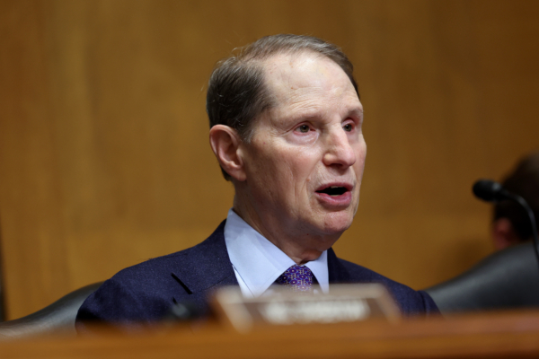 Thượng nghị sĩ Ron Wyden (Dân Chủ-Oregon) tham gia một phiên điều trần của Ủy ban Tài chính Thượng viện tại Hoa Thịnh Đốn vào ngày 22/3/2023. (Ảnh: Kevin Dietsch/Getty Images)