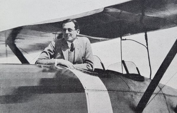 Ông Donald Douglas vào năm 1946. Đứng tựa vào chiếc phi cơ Black Skies, ảnh trên tạp chí Sixten Ronnow của Thụy Điển. (Ảnh: Tài liệu công cộng)
