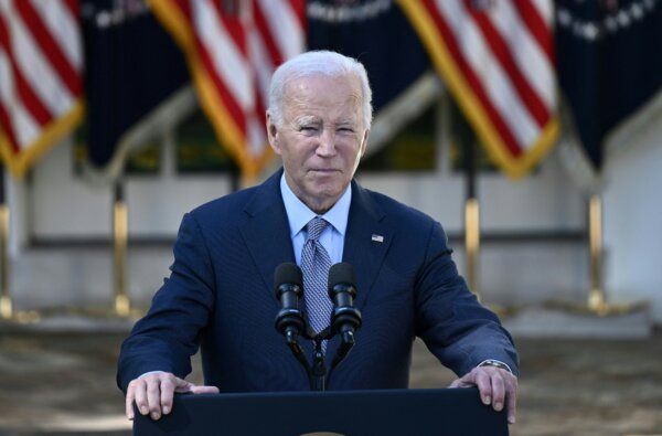 Tổng thống Joe Biden công bố các hành động mới nhằm bảo vệ người tiêu dùng khỏi các khoản lệ phí tạp nham, không rõ ràng trong Vườn Hồng của Tòa Bạch Ốc hôm 11/10/2023. (Ảnh: Brendan Smialowski/AFP qua Getty Images)