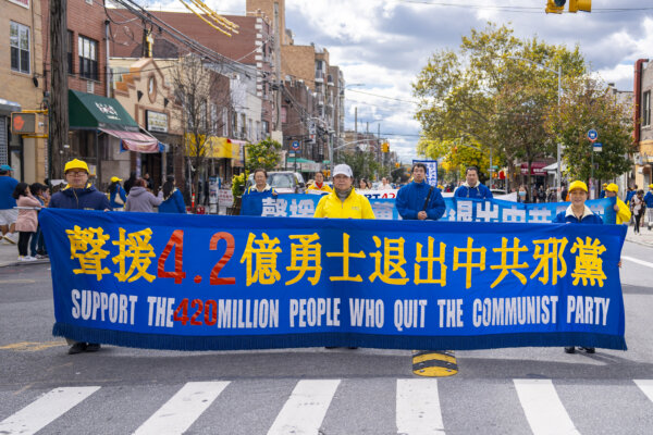 Các học viên Pháp Luân Công bước đi trong cuộc diễn hành nêu bật việc chính quyền Trung Quốc đàn áp đức tin của họ, ở Brooklyn, New York, hôm 15/10/2023. (Ảnh: Chung I Ho/The Epoch Times)