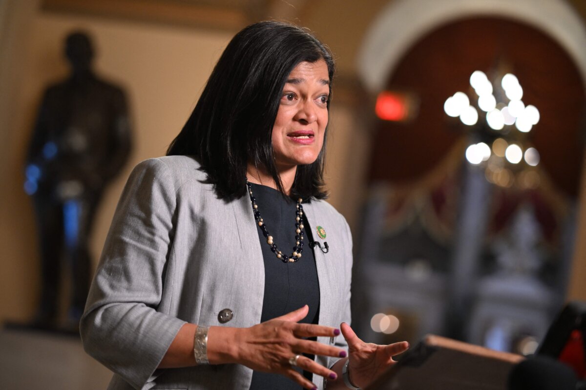 Dân biểu Pramila Jayapal (Dân Chủ-Washington) trình bày trong một cuộc phỏng vấn trên truyền hình tại Tòa nhà Quốc hội Hoa Kỳ ở Hoa Thịnh Đốn hôm 31/05/2023. (Ảnh: Mandel Ngan/AFP qua Getty Images)