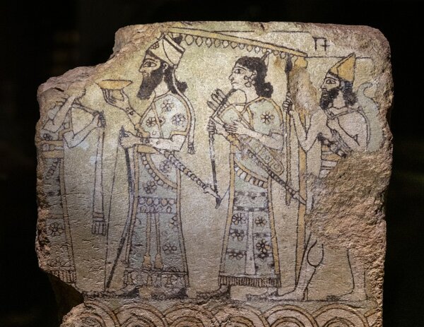 Gạch tráng men mô tả một vị vua cùng đoàn tùy tùng, thế kỷ thứ 9 trước Công Nguyên. (Ảnh: Anthony Huan/CC BY-SA 2.0)