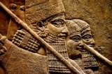 Một phần chi tiết của bức phù điêu bằng thạch cao mô tả cảnh săn sư tử của Vua Ashurbanipal. Thế kỷ thứ 7 trước Công Nguyên. Từ Cung điện phía Bắc Nineveh, nay là tỉnh Nineveh, Iraq. Bảo tàng British, Luân Đôn. (Ảnh: Osma Shukir Muhammed Amin/CC BY-SA 4.0)
