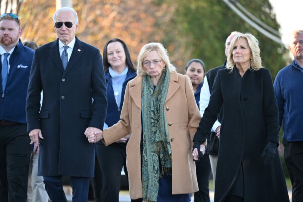 Tổng thống Joe Biden và Đệ nhất phu nhân Jill Biden đi cùng Thống đốc tiểu bang Maine Janet Mills ở Lewiston, Maine, hôm 03/11/2023 sau vụ xả súng hàng loạt hôm 25/10. (Ảnh: Mandel Ngân/AFP qua Getty Images)