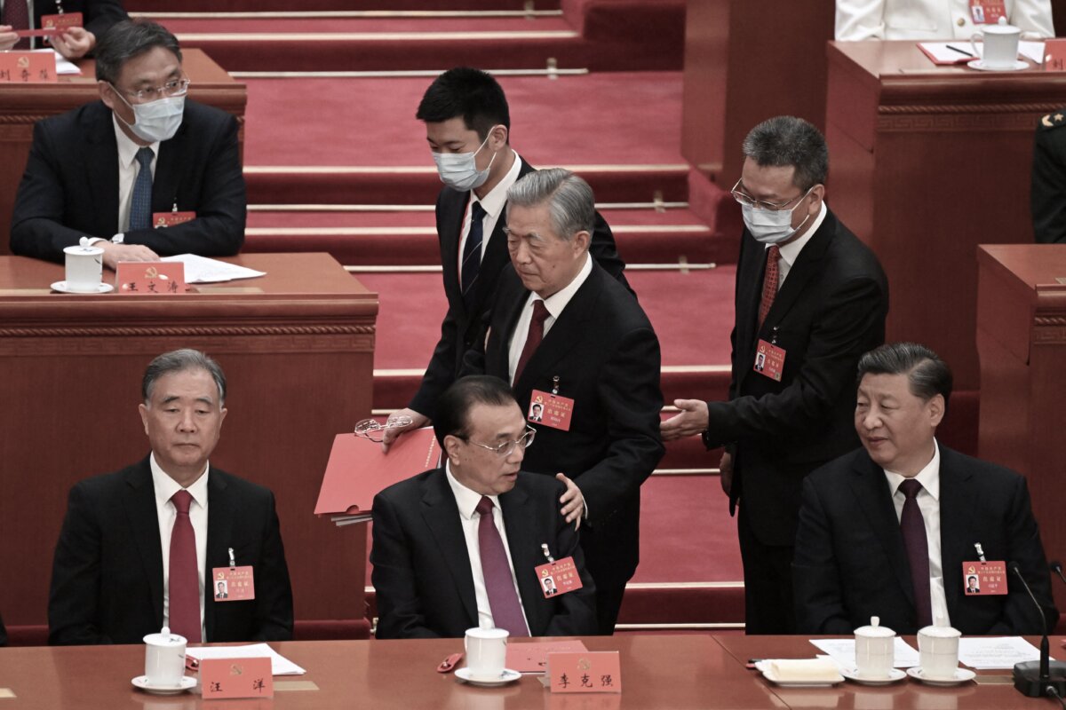Lãnh đạo Trung Quốc Tập Cận Bình (phải) nhìn cựu lãnh đạo Hồ Cẩm Đào (giữa) chạm vào vai Thủ tướng Lý Khắc Cường (thứ 2 từ trái sang) khi ông rời lễ bế mạc Đại hội Đảng Cộng sản Trung Quốc lần thứ 20 tại Đại lễ đường Nhân dân ở Bắc Kinh vào ngày 12/10/2022. (Ảnh: Noel Celis/AFP qua Getty Images)