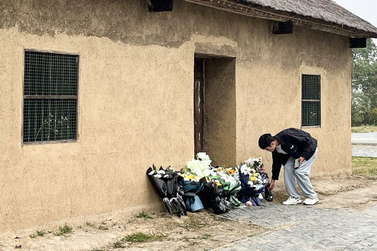 Một người đàn ông đặt hoa trước ngôi nhà cũ của cựu thủ tướng Trung Quốc Lý Khắc Cường ở huyện Định Viễn, thành phố Chu Châu, tỉnh An Huy, phía đông Trung Quốc hôm 27/10/2023. (Ảnh: Rebecca Bailey/AFP qua Getty Images)