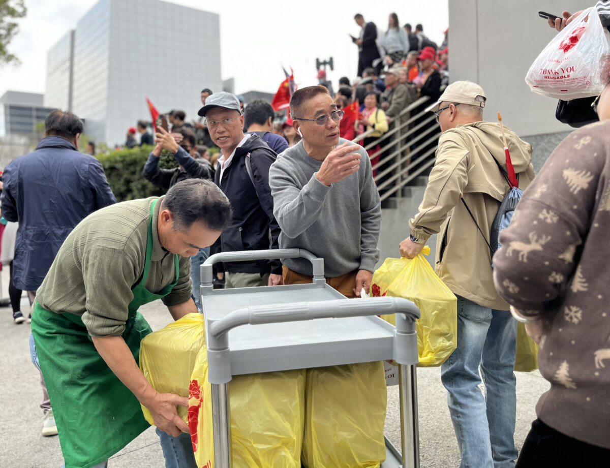 Hộp cơm trưa đang được phân phát cho những người ủng hộ Bắc Kinh gần khách sạn St. Regis, ở San Francisco, California, hôm 14/11/2023. (Ảnh: Eva Fu/The Epoch Times)