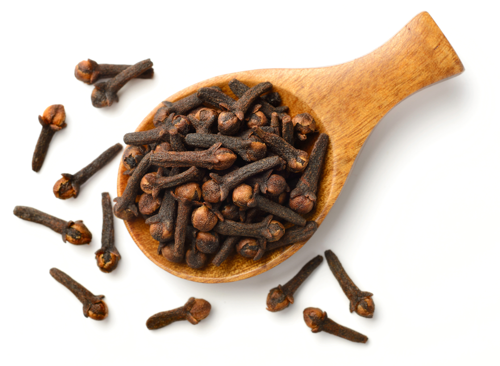 Đinh hương giàu eugenol, một loại tinh dầu có mùi thơm đậm đà và tê cay. (Ảnh: AmyLv/Shutterstock)