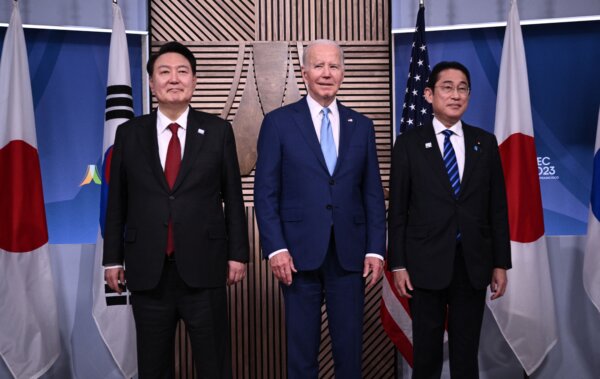 Tổng thống Hoa Kỳ Joe Biden, Tổng thống Nam Hàn Yoon Suk Yeol (trái) và Thủ tướng Nhật Bản Fumio Kishida (phải) đứng chụp ảnh trong cuộc gặp ba bên trong Tuần lễ các nhà lãnh đạo Hợp tác kinh tế Châu Á-Thái Bình Dương (APEC) ở San Francisco, California, hôm 16/11/2023. (Ảnh: Brendan Smialowski/AFP qua Getty Images)