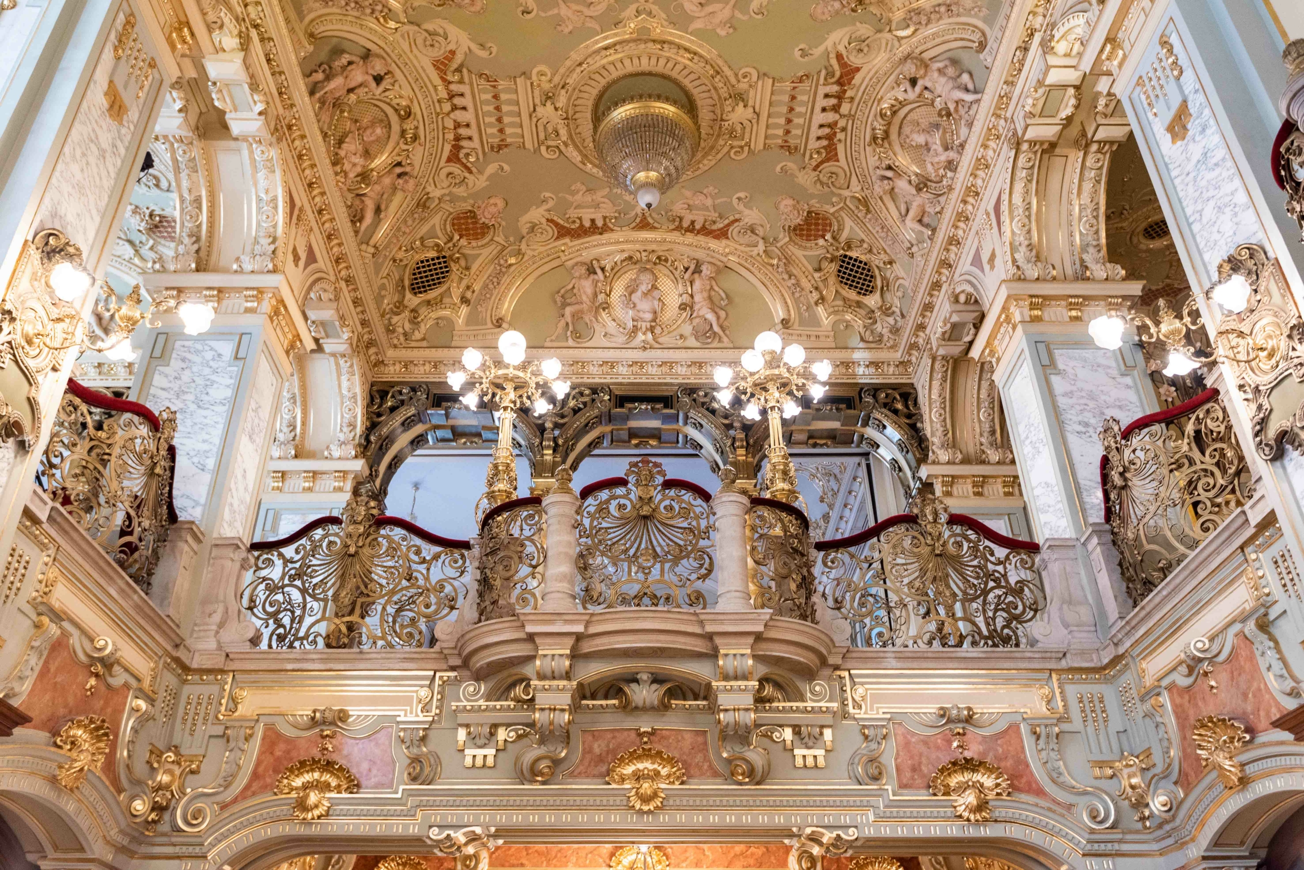 Phần bên trong quán New York Café ở Budapest. (Ảnh: Juliano Galvao Gomes/Shutterstock)