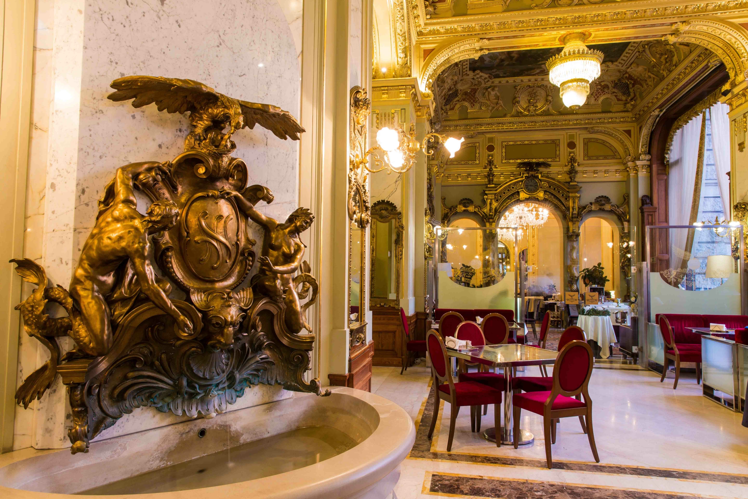 Trang trí bên trong New York Café, một trong những quán cà phê đẹp nhất thế giới, ở Budapest. (Ảnh: Martchan/Shutterstock)