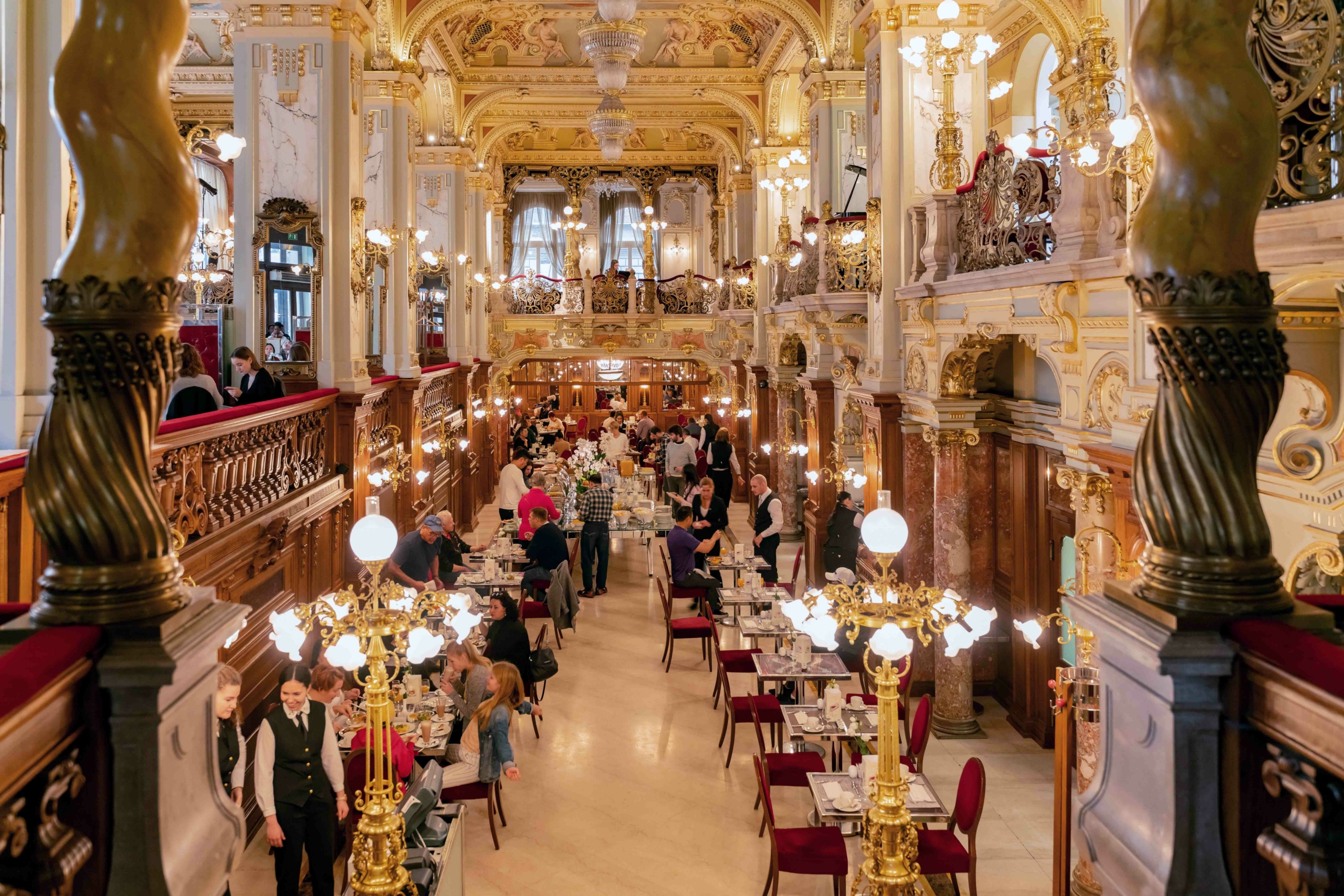 Khách hàng và nhân viên bên trong quán New York Café nổi tiếng ở Budapest, Hungary. (Ảnh: Kit Leong/Shutterstock)