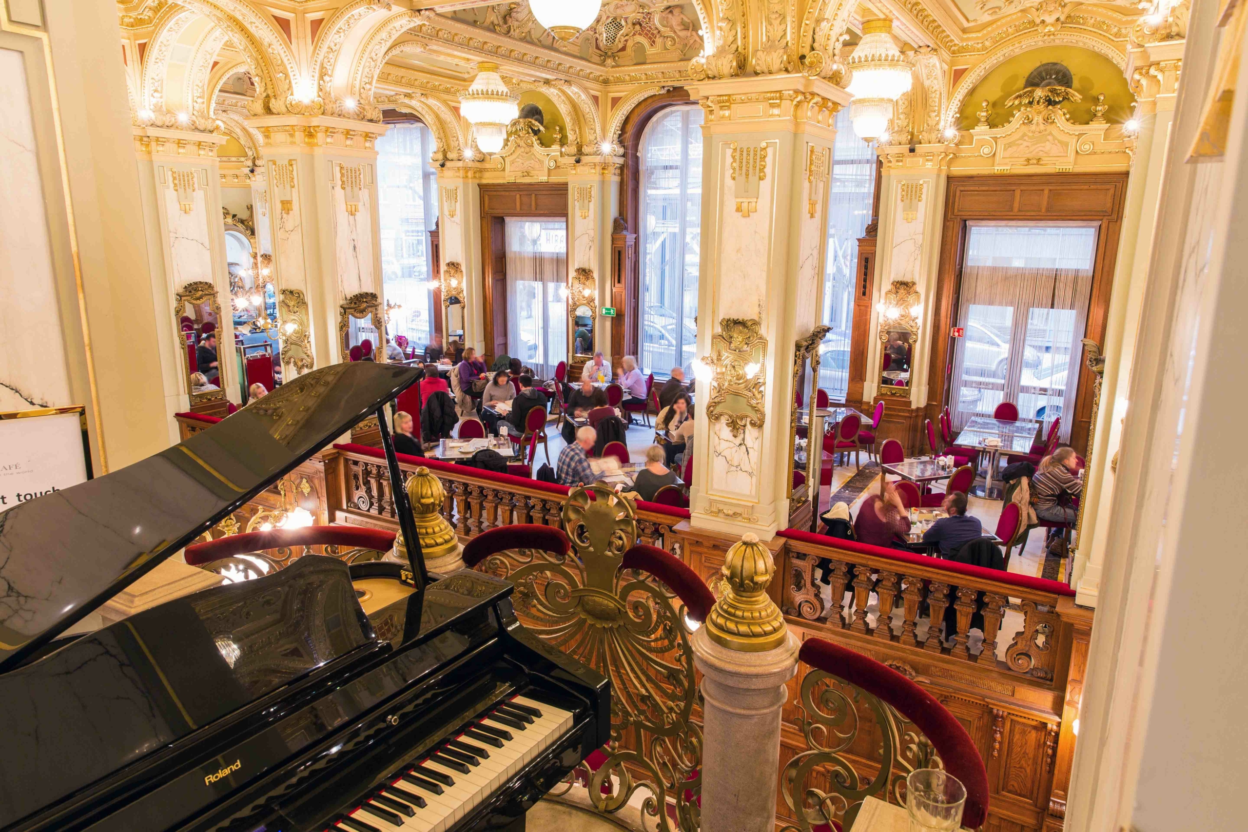 Một cây đàn piano lớn bên trong quán New York Café ở Budapest. (Ảnh: Martchan/Shutterstock)