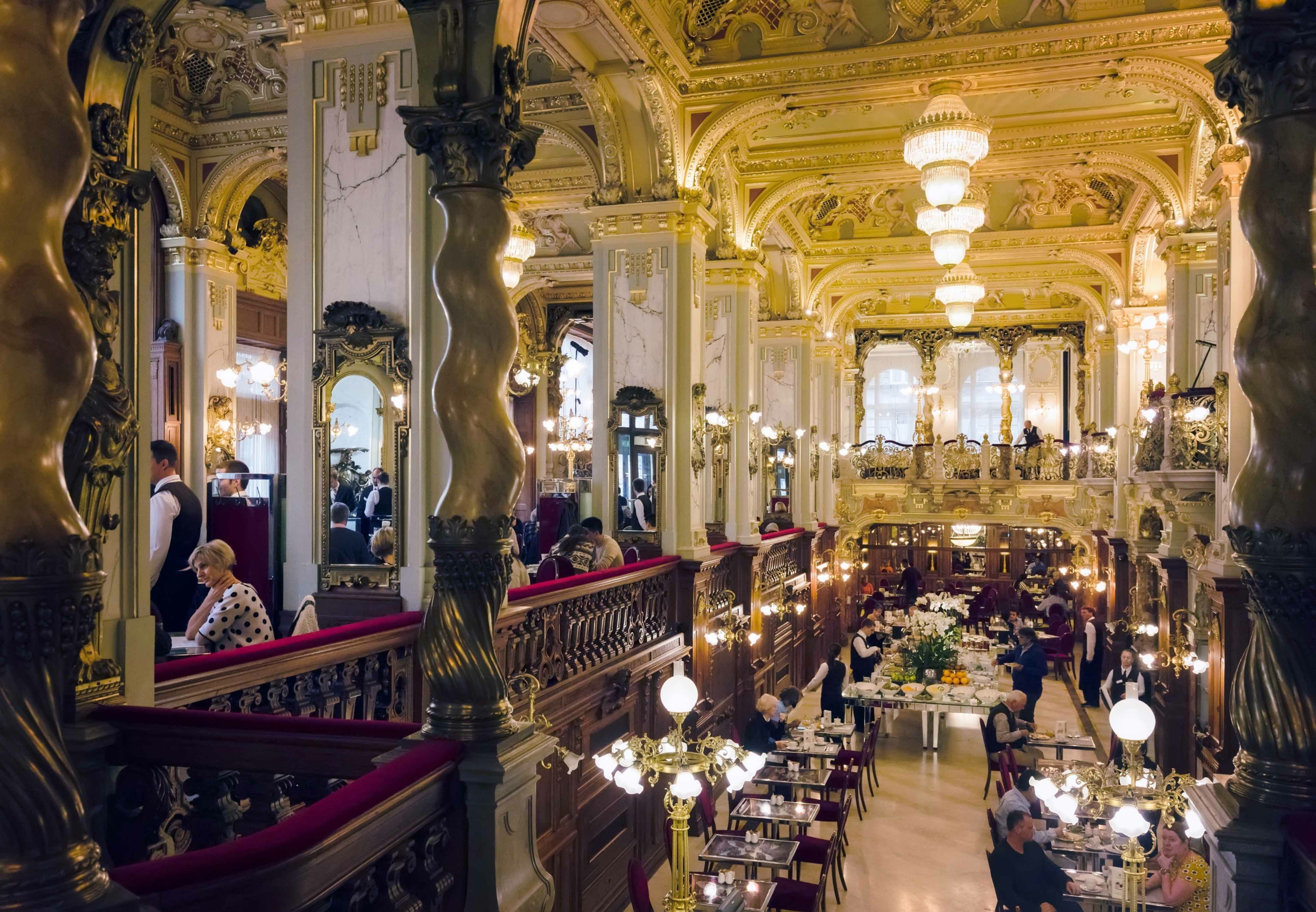 Khách hàng thư giãn bên trong quán New York Café ở trung tâm thành phố Budapest. (Ảnh: posztos/Shutterstock)