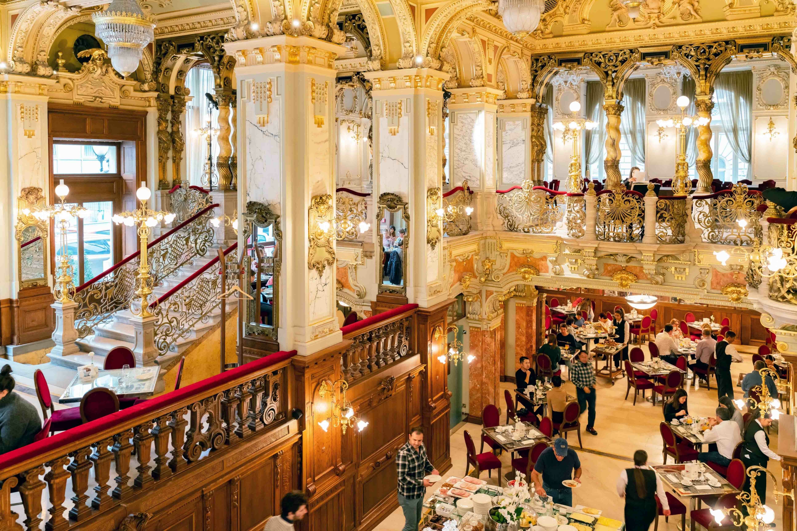 Quang cảnh bên trong quán New York Café nổi tiếng ở Budapest, Hungary. (Ảnh: Kit Leong/Shutterstock)