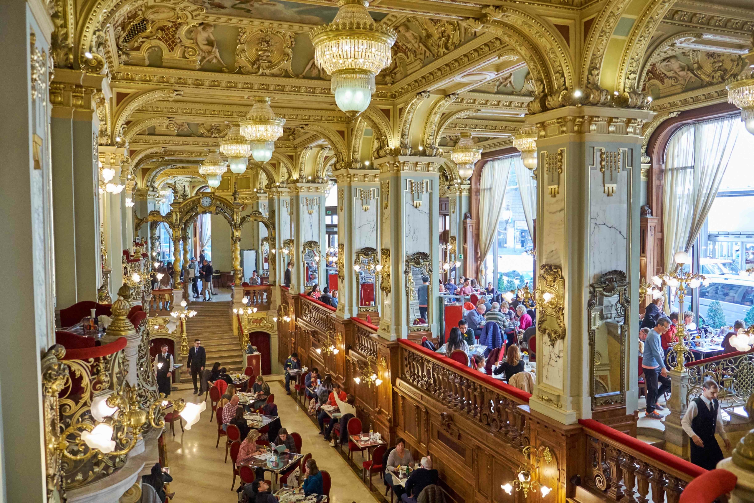 Quán New York Café, ở Budapest, nhìn từ ban công tầng hai. (Ảnh: Dignity100/Shutterstock)