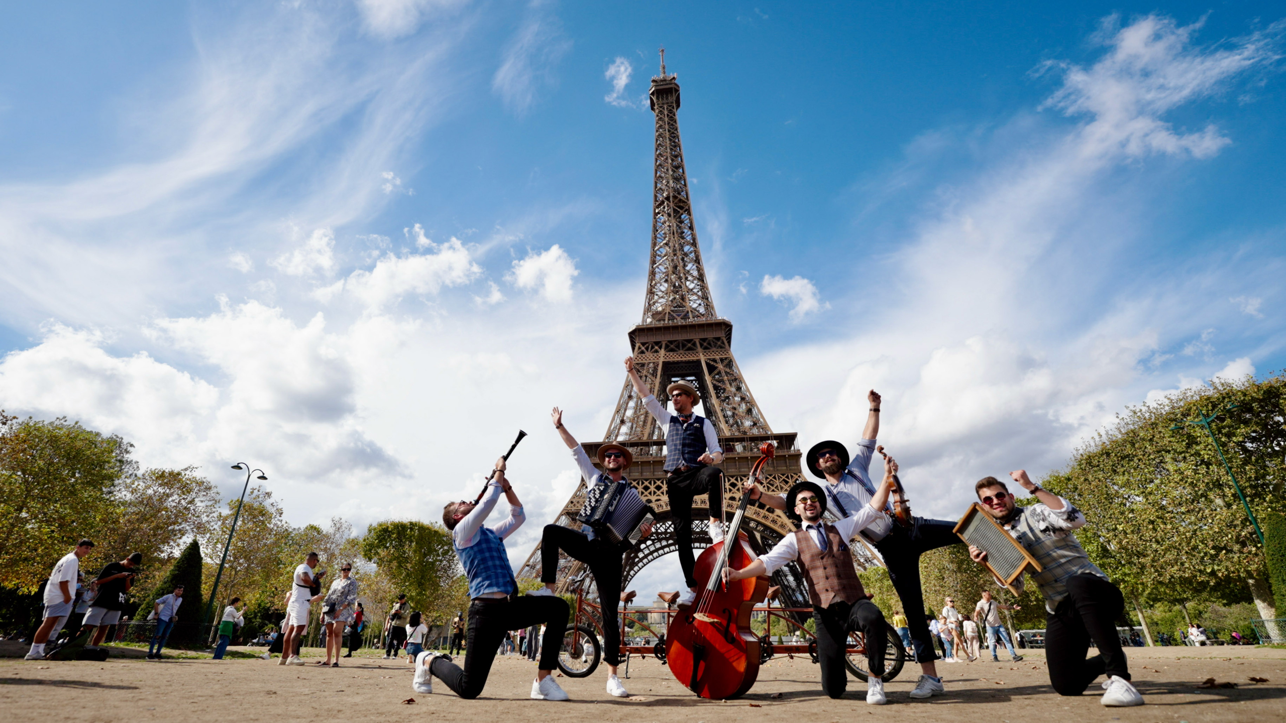 Ngày thứ bảy của Ban nhạc Big Bike, tại Tháp Eiffel ở Paris. (Ảnh: Đăng dưới sự cho phép của Ban nhạc Big Bike)