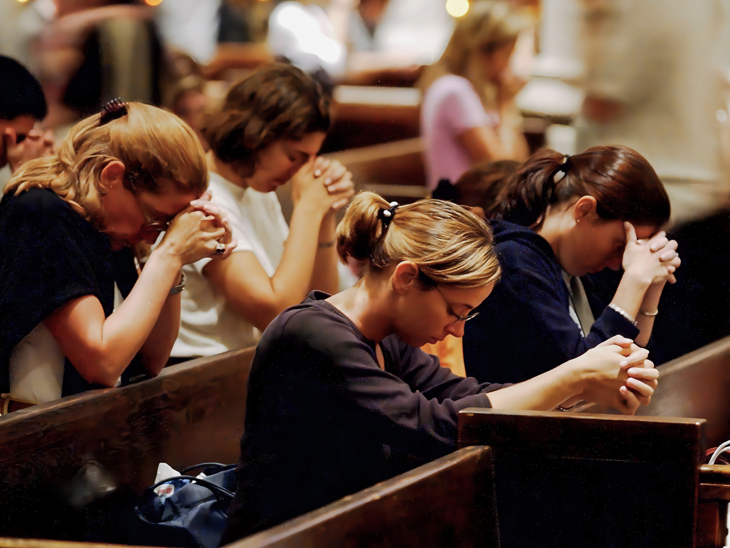 Các tín đồ cầu nguyện tại Nhà thờ Thánh Patrick ở thành phố New York vào ngày 12/09/2001, một ngày sau vụ tấn công khủng bố vào Trung tâm Thương mại Thế giới (Ảnh: Jeff Kowalsky/AFP qua Getty Images)