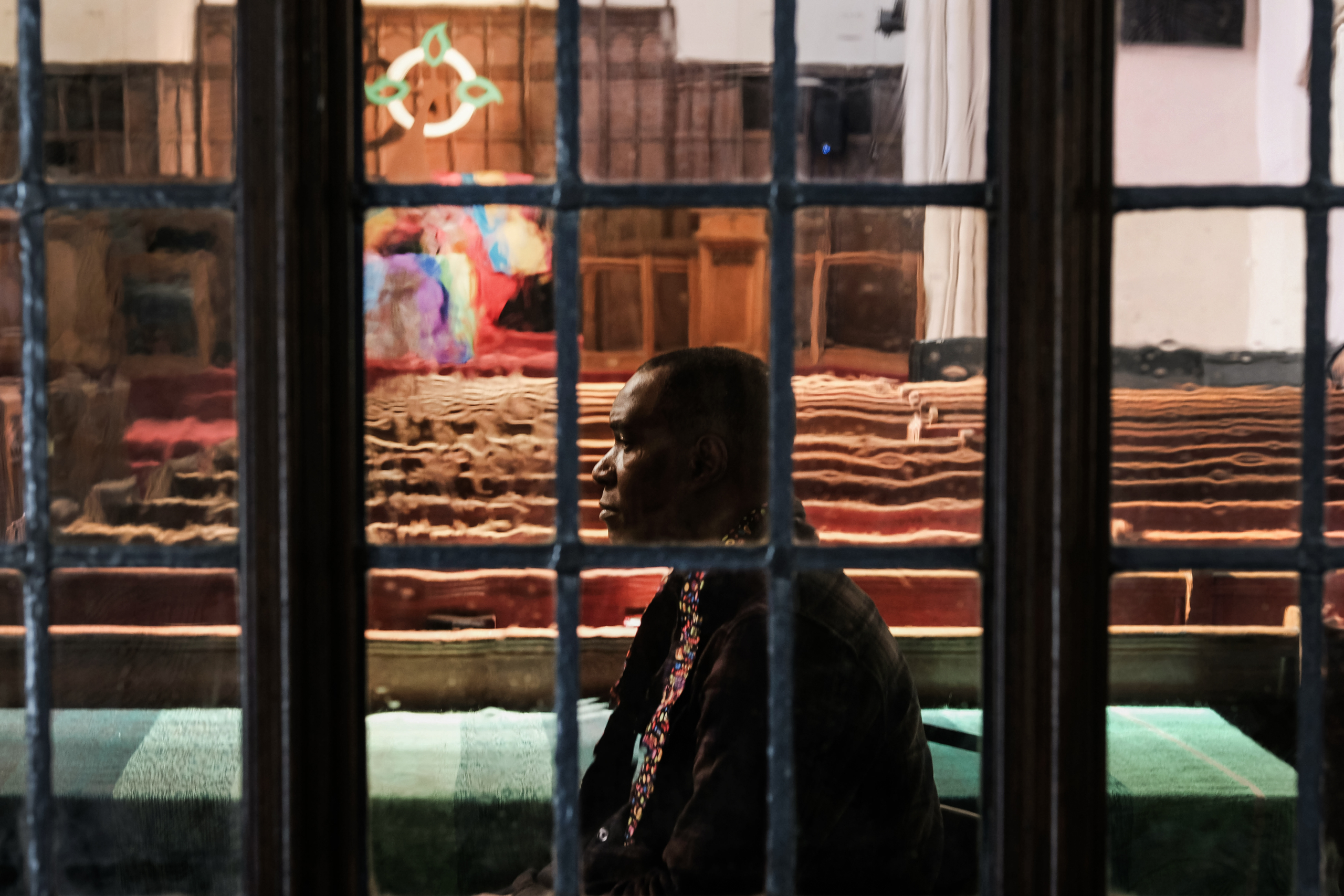 Ông Roody Chatelain, một tín đồ tại Nhà thờ Village, chờ đợi để vẽ một cây thánh giá tro lấp lánh trên trán trong một buổi lễ tại nhà thờ dành cho các thành viên của cộng đồng LGBT, ở thành phố New York vào ngày 06/03/2019. (Ảnh: Spencer Platt/Getty Images)