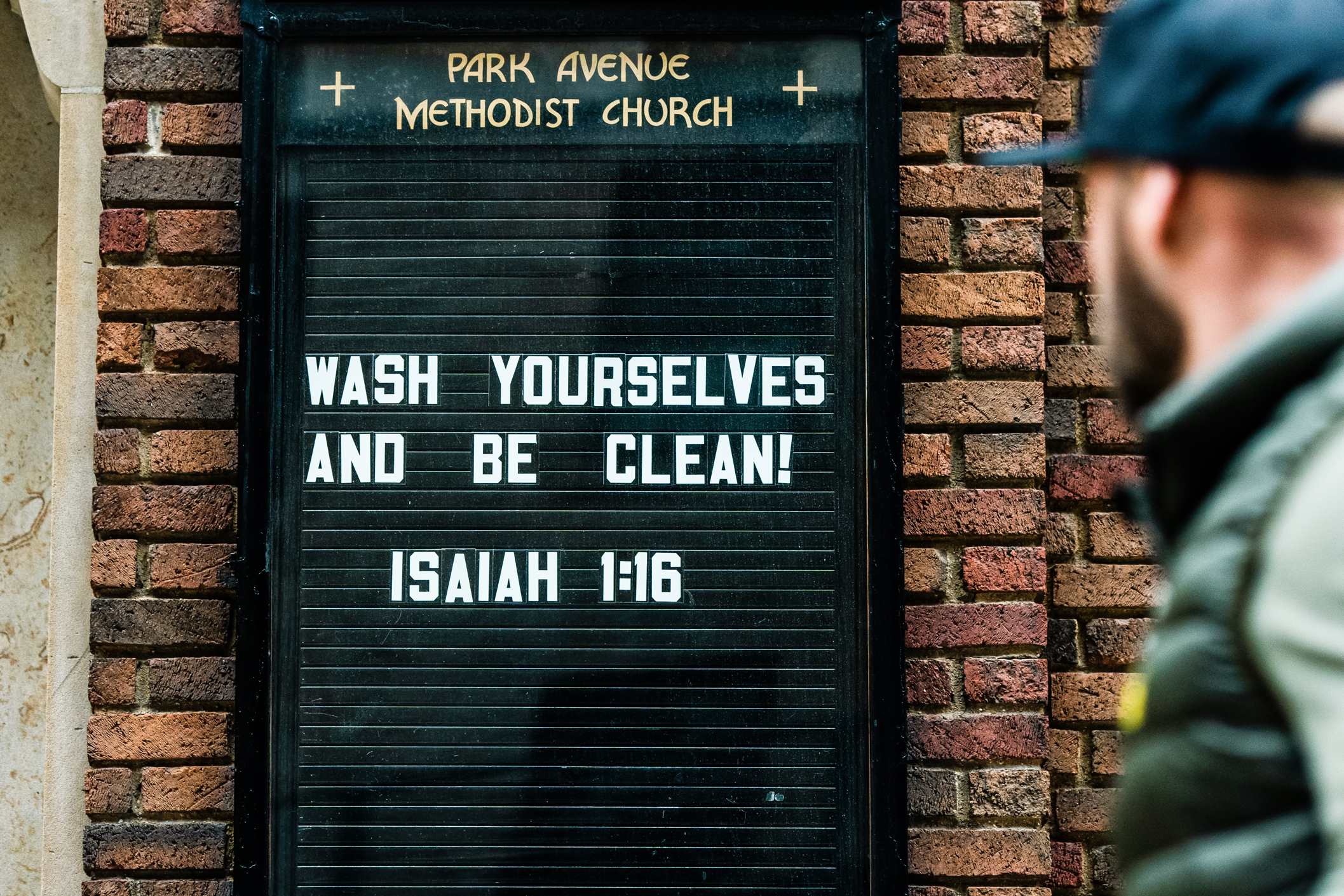 Một đoạn Kinh thánh ở bên ngoài nhà thờ tại thành phố New York vào ngày 12/03/2020. (Ảnh: Jeenah Moon/Getty Images)