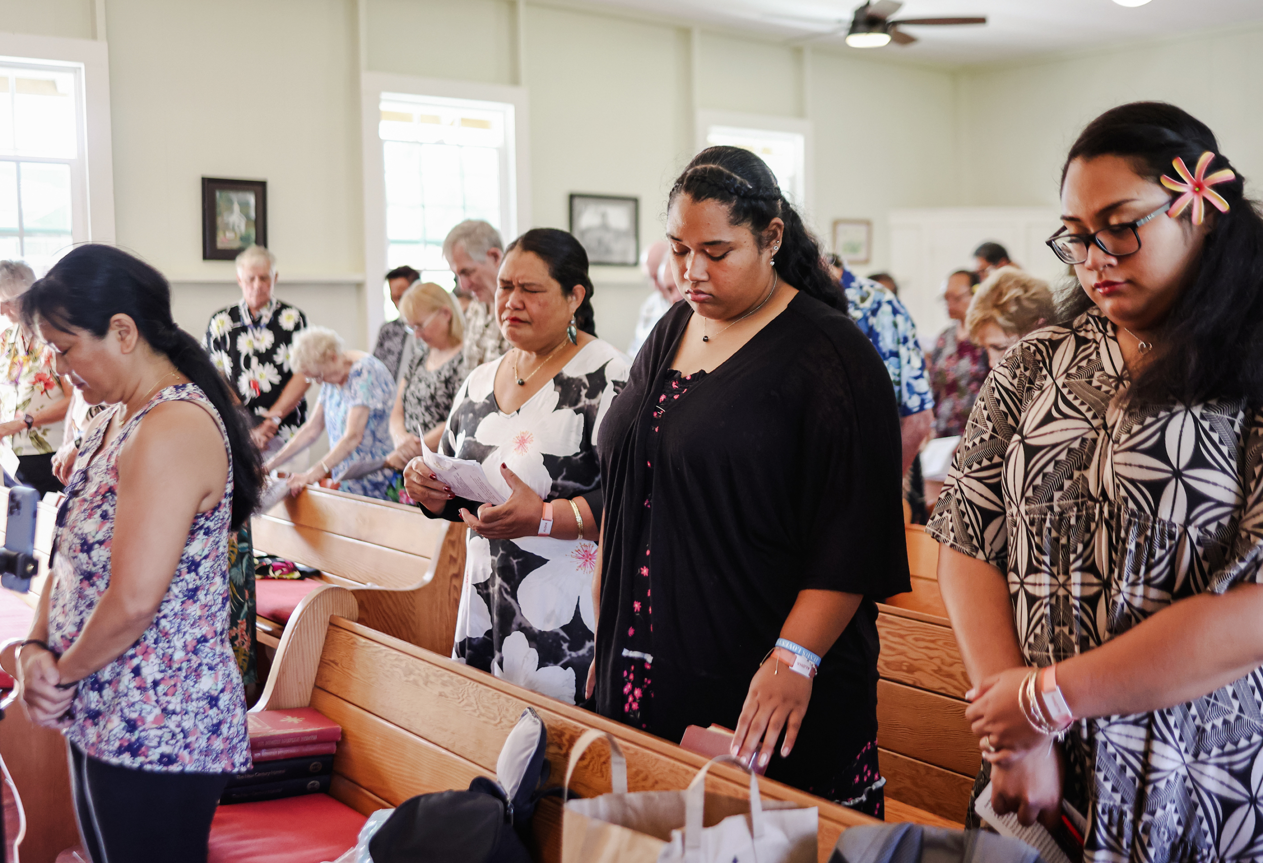 Các tín đồ của UMC ở Lahaina cầu nguyện trong các buổi lễ Chúa Nhật tại địa điểm tạm thời của họ gần Lahaina, Hawaii, hôm 08/10/2023 (Ảnh: Mario Tama/Getty Images)
