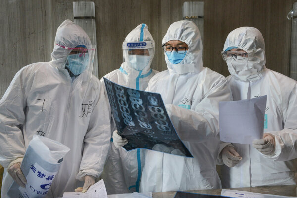 Các bác sĩ đang xem hình ảnh chụp CT phổi tại một bệnh viện ở huyện Vân Mộng, thành phố Hiếu Cảm, tỉnh Hồ Bắc, miền trung Trung Quốc vào ngày 20/02/2020. (Ảnh: AFP qua Getty Images)