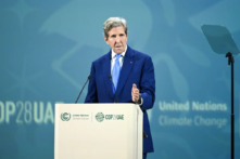 Ông John Kerry, đặc phái viên của Tổng thống Hoa Kỳ về khí hậu, trình bày trong Phiên họp Năng lượng tại Nhà hát Al Waha trong ngày thứ hai của phiên cao cấp của Hội nghị Khí hậu UNFCCC COP28 tại Expo City Dubai ở Dubai, Các Tiểu Vương quốc Ả Rập Thống nhất, hôm 02/12/2023. (Ảnh: Stuart Wilson/COP28 qua Getty Images)