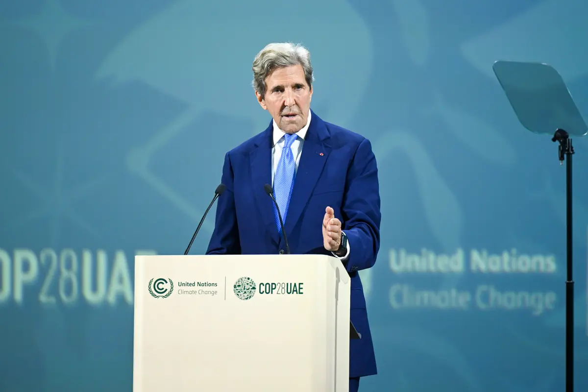 Ông John Kerry, đặc phái viên của Tổng thống Hoa Kỳ về khí hậu, trình bày trong Phiên họp Năng lượng tại Nhà hát Al Waha trong ngày thứ hai của phiên cao cấp của Hội nghị Khí hậu UNFCCC COP28 tại Expo City Dubai ở Dubai, Các Tiểu Vương quốc Ả Rập Thống nhất, hôm 02/12/2023. (Ảnh: Stuart Wilson/COP28 qua Getty Images)