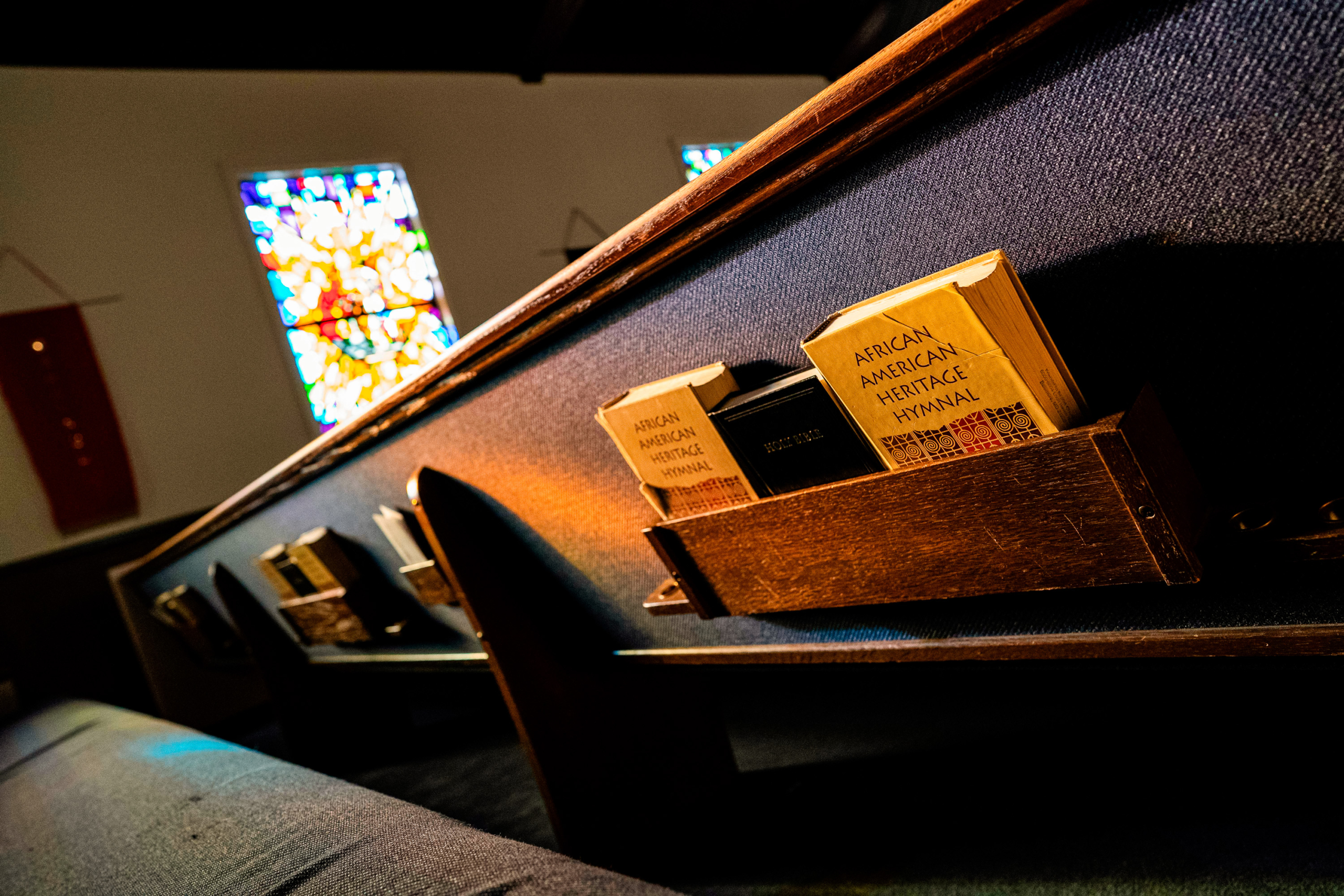 Một hàng ghế trống trước buổi lễ sáng Chúa Nhật Phục sinh tại Nhà thờ Baptist Hữu nghị ở Baltimore, Maryland, vào ngày 12/04/2020. (Ảnh: Alex Edelman/AFP qua Getty Images)
