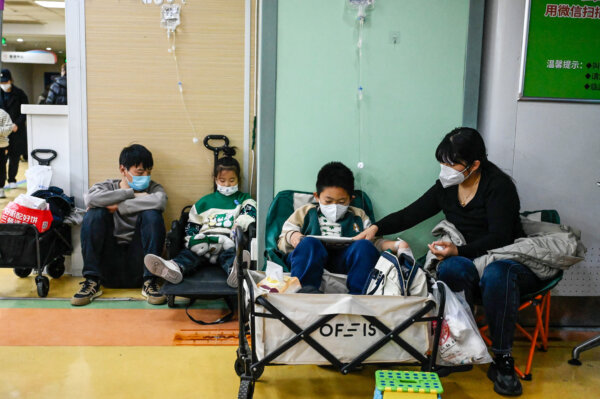 Trẻ em được truyền dịch tại một bệnh viện nhi ở Bắc Kinh hôm 23/11/2023. Tổ chức Y tế Thế giới đã yêu cầu Trung Quốc cung cấp thêm dữ liệu về căn bệnh đường hô hấp đang lây lan ở phía bắc nước này. (Ảnh: JADE GAO/AFP qua Getty Images)