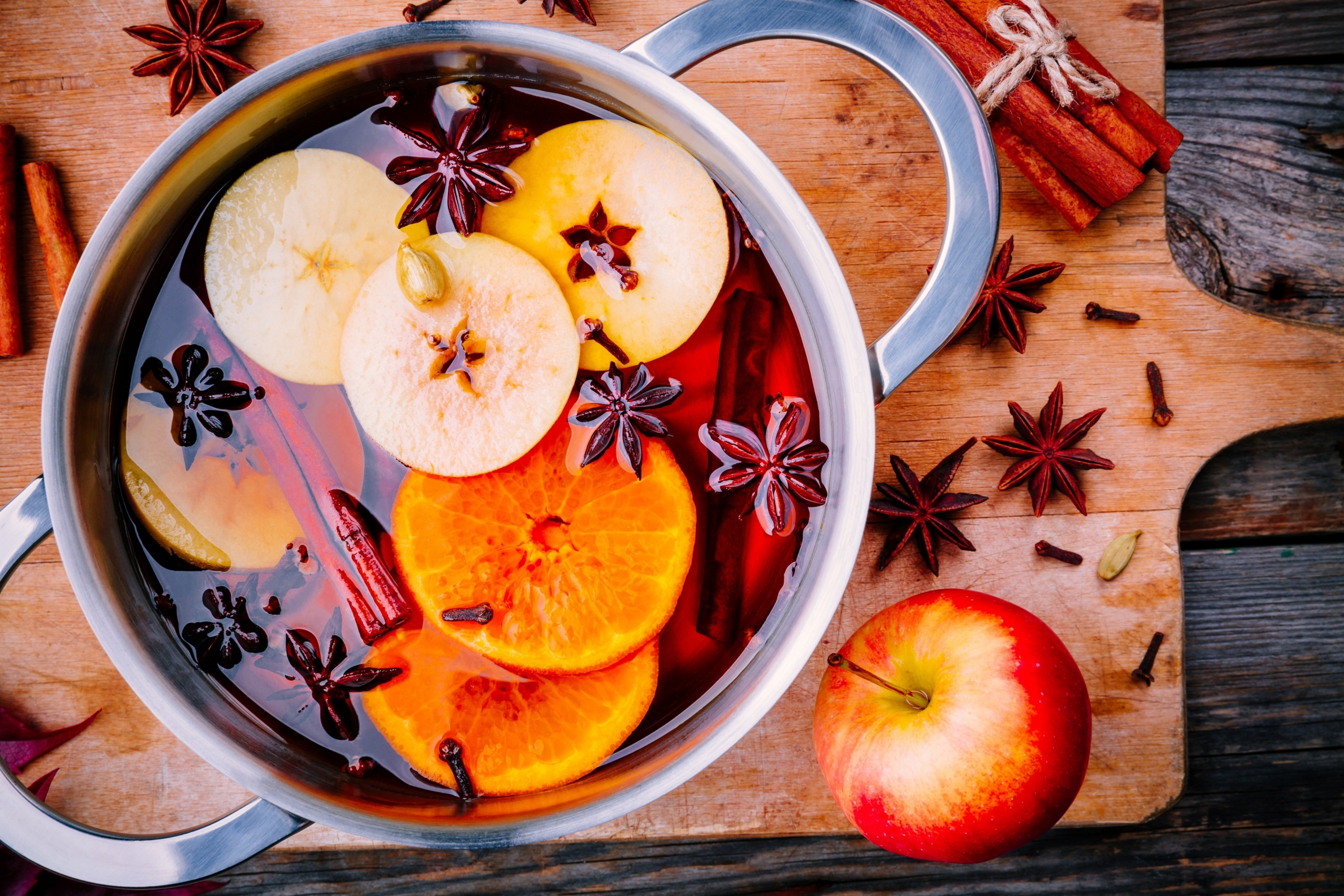 Rượu ngâm nóng với cam quýt, táo, quế, đinh hương, và hoa hồi. (Ảnh: nblx/Shutterstock)