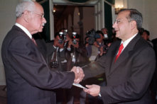 Tổng thống Bolivia Hugo Banzer bắt tay ông Victor Manuel Rocha (phải), Đại sứ Hoa Kỳ tại Bolivia, trong buổi lễ tại Cung điện Chính phủ ở La Paz, Bolivia, vào ngày 03/08/2000. (Ảnh: Reuters)