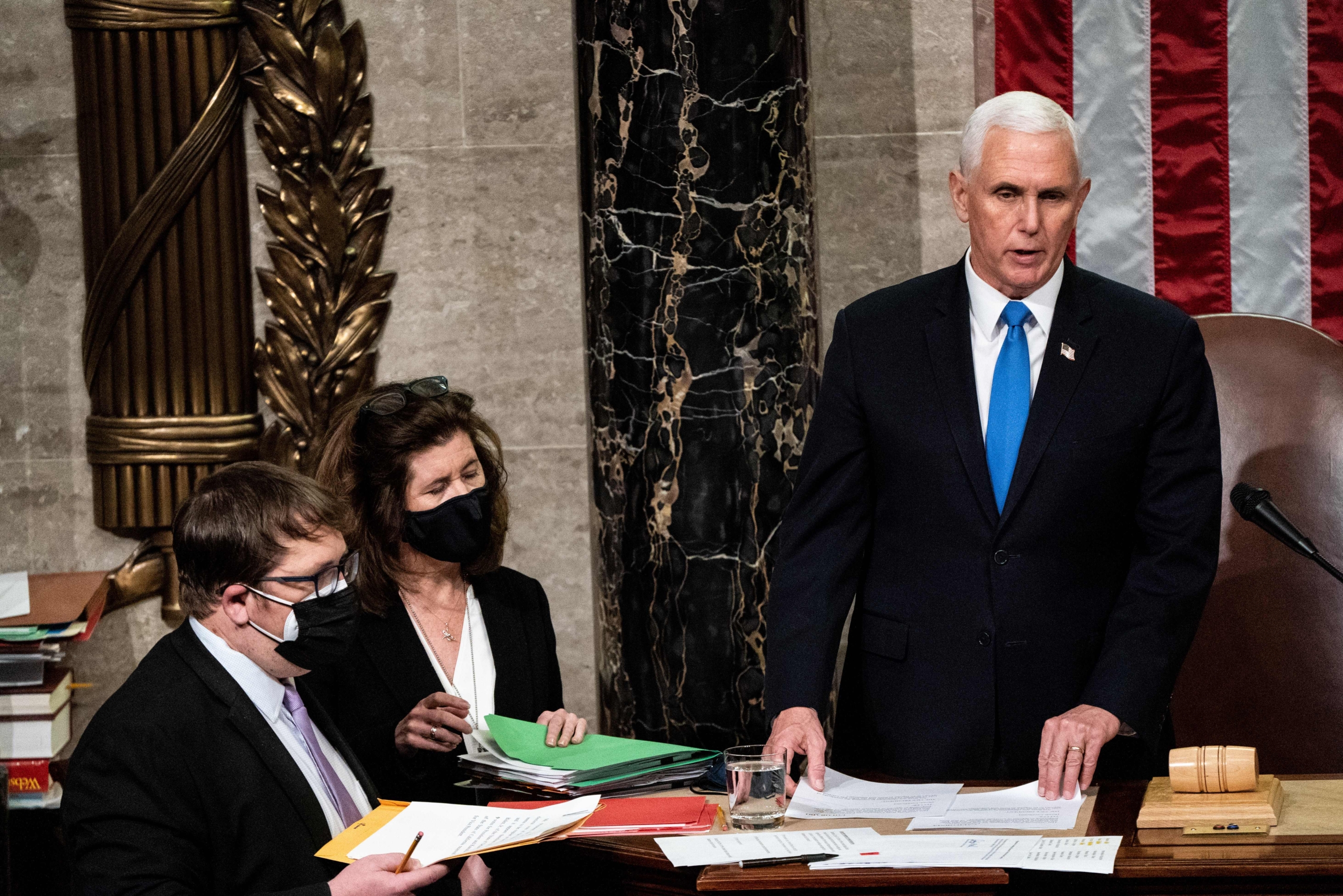 Phó Tổng thống Mike Pence chủ trì một Phiên họp chung của Quốc hội để chứng nhận kết quả Đại cử tri Đoàn năm 2020 sau khi những người ủng hộ Tổng thống Donald Trump xông vào Tòa nhà Quốc hội trước đó cùng ngày tại Hoa Thịnh Đốn vào ngày 06/01/2021. (Ảnh: Erin Schaff/Pool/AFP qua Getty Images)