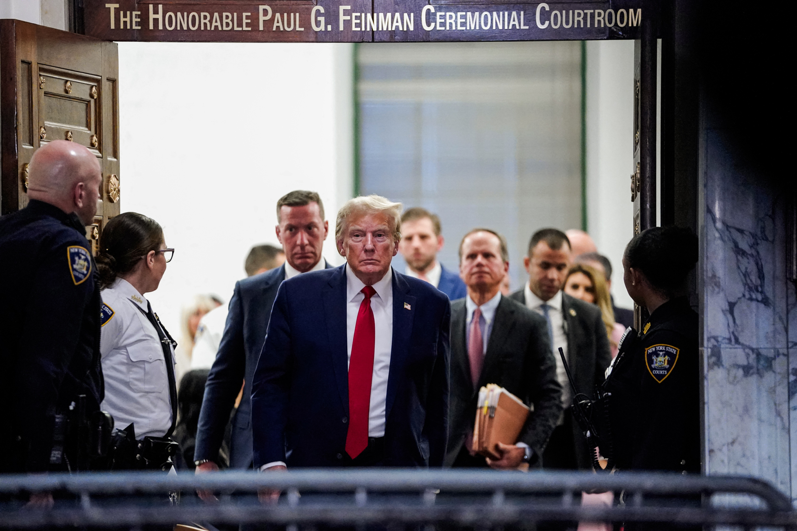 Cựu Tổng thống Donald Trump rời đi trong thời gian tạm nghỉ tại phiên tòa xét xử gian lận dân sự đối với Trump Organization, tại Tòa án Tối cao Tiểu bang New York ở thành phố New York hôm 07/12/2023. (Ảnh: Timothy A. Clary/AFP qua Getty Images)