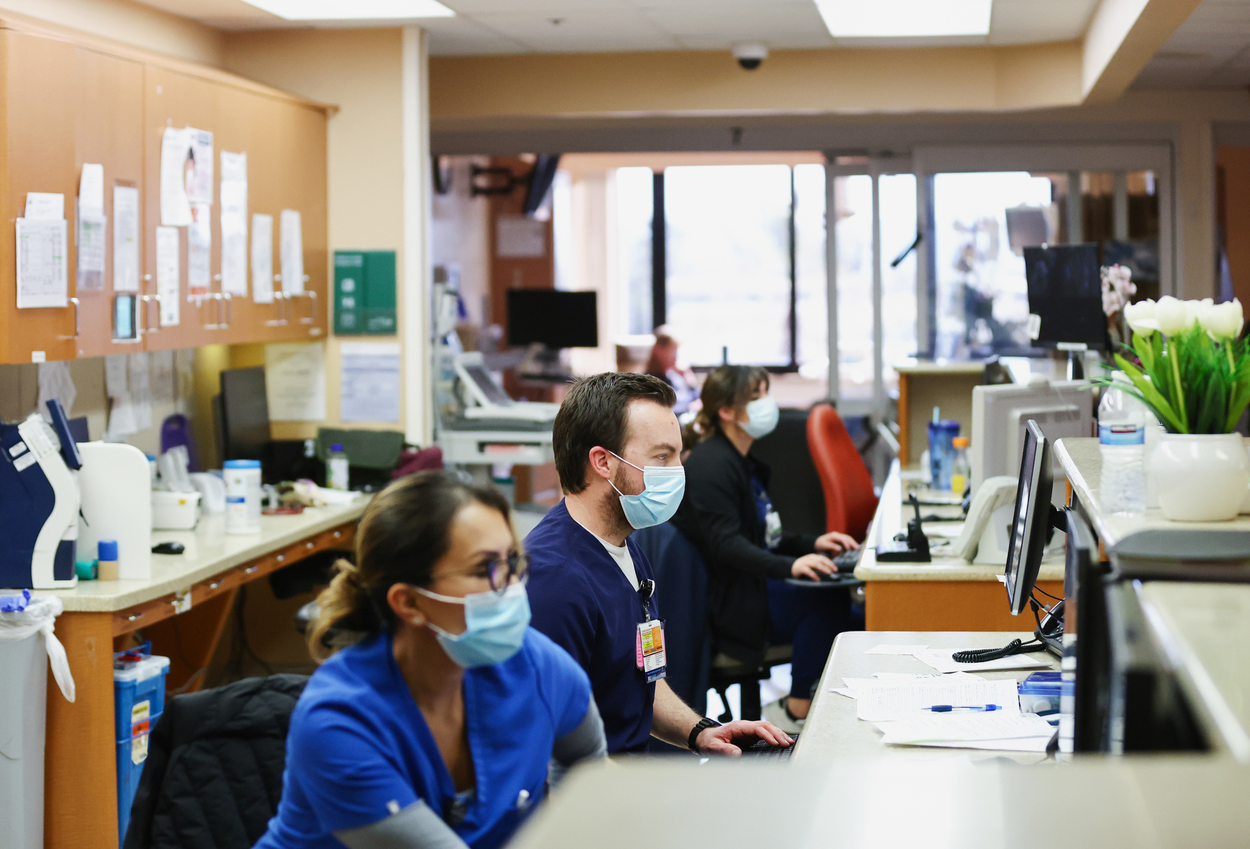 Các điều dưỡng làm việc tại đơn vị chăm sóc đặc biệt Trung tâm y tế Providence St. Mary ở Apple Valley, California, vào ngày 11/03/2022. (Ảnh: Mario Tama/Getty Images)